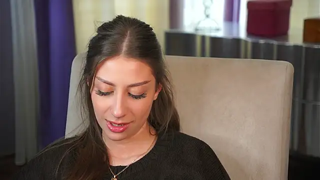 SuzanHiratan Webbikameraesitys