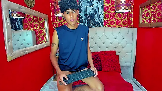 straightyoungpein: διαδικτυακό σόου στην κάμερα