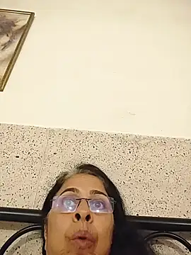 NakedMILFx Adlı Modelin Canlı XXX Sohbeti