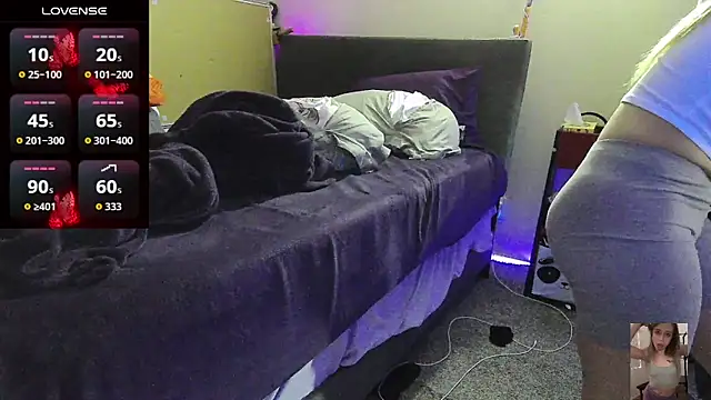 Blondiewithanass Show in webcam