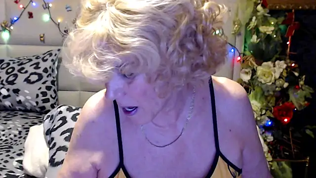 HappyWomanOn Show in webcam