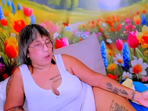 indianroxy's Live XXX Chat