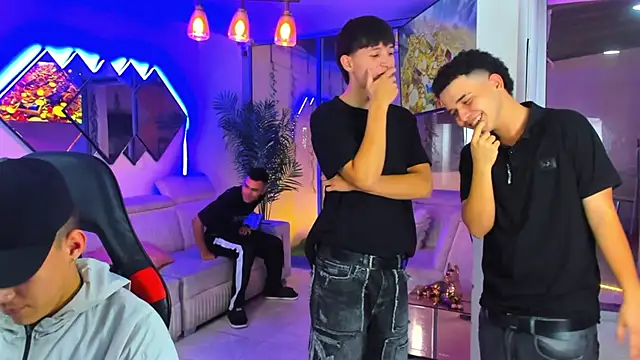 Houseofwarrios Show in webcam