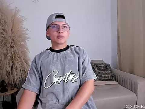 A_lejandro_08: διαδικτυακό σόου στην κάμερα