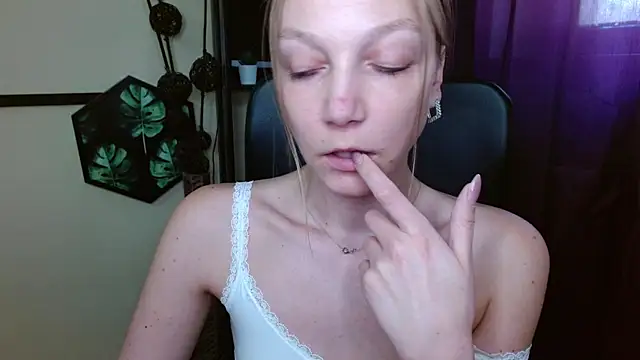 EmillyPlay – Naživo XXX chat