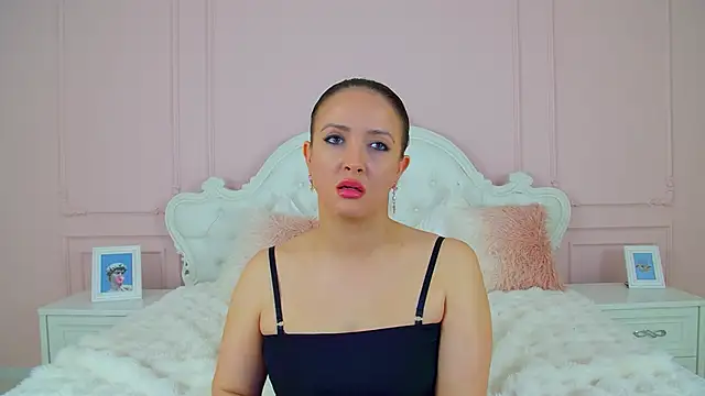 ElinaBellucci élő XXX-chatje