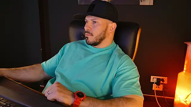 AngeloEric: διαδικτυακό σόου στην κάμερα