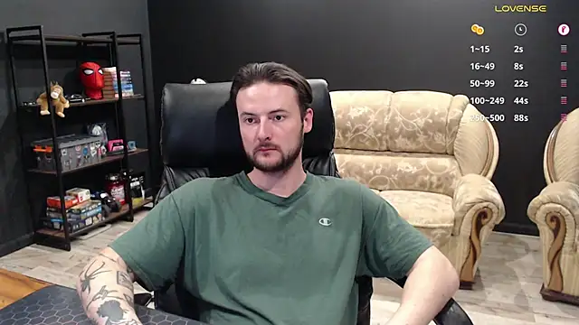 MihasikD: διαδικτυακό σόου στην κάμερα