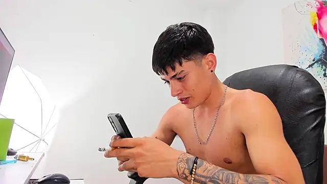 Pokazy przed kamerką – Thebestboyhot