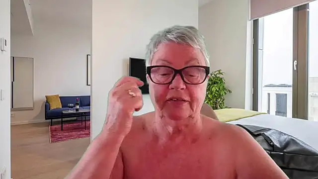 دردشة Mystery-Grandmother الجنسية المباشرة