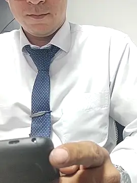 MrSecretSuit webkamerás műsora