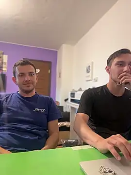 mihneaxxx Show in webcam