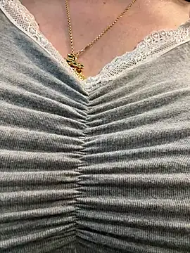 Pokazy przed kamerką – didihairypussy