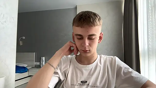 Show modela SoloFury na web-kameri