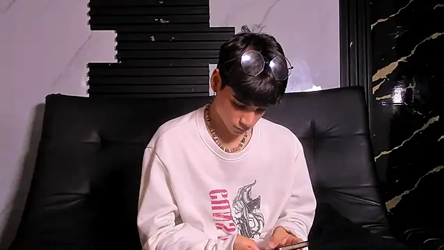 Leo_Glow – Kamerová šou