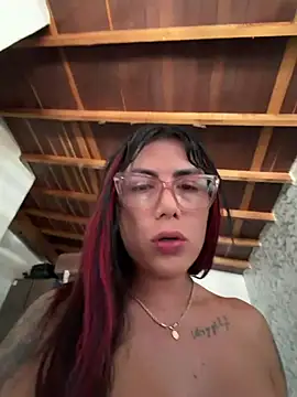 Pokazy przed kamerką – missdirtyhot_