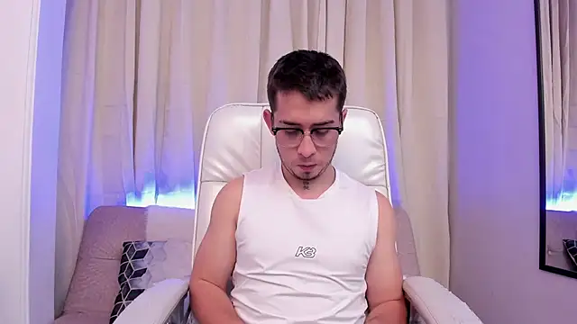 Tommas_Jhonson: онлайн-секс-чат