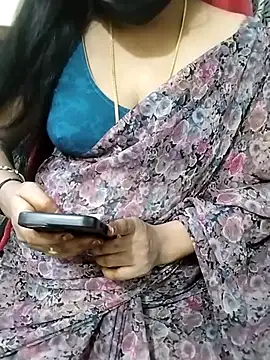 Pokazy przed kamerką – sravyasexyy