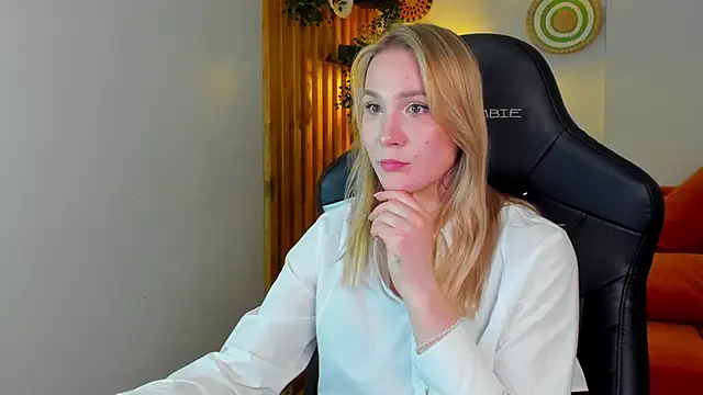 ElaraVoltage's Live XXX Chat