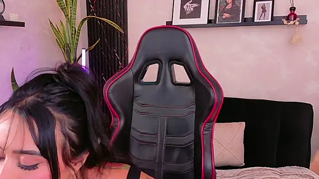 EmmyEvans1 Adlı Modelin Canlı XXX Sohbeti