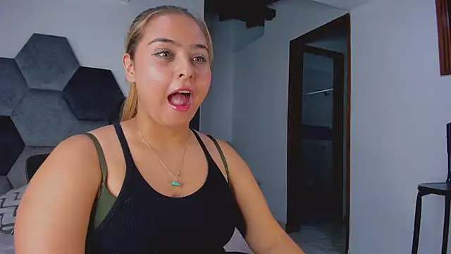 MikaelaStoneのライブXXXチャット