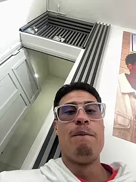 Chatroom XXX en direct de TavoHot_