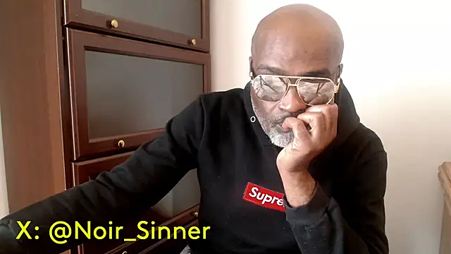 Pertunjukan Kamera Web sinnernoir