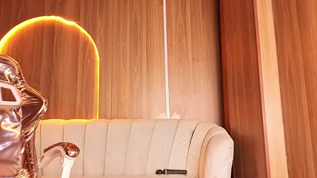 Chat +18 de Alina_b_ ao vivo