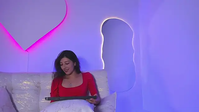 AdharaHamilton_ Adlı Modelin Canlı XXX Sohbeti