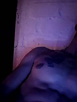 NaughtyGuy0071 webkamerás műsora