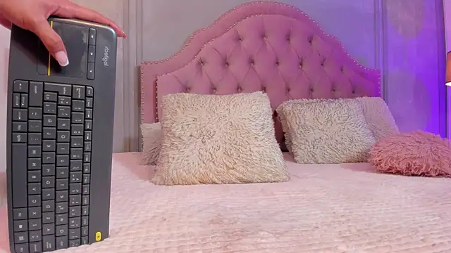 Pertunjukan Kamera Web Mia_Culpa