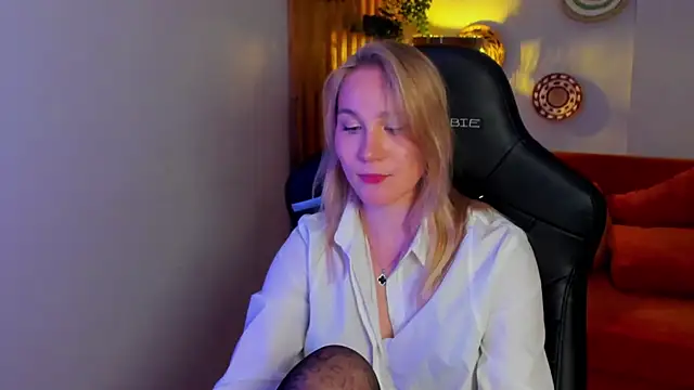 ElaraVoltage's Live XXX Chat