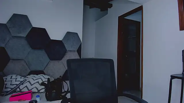 แชท XXX สดของ MikaelaStone