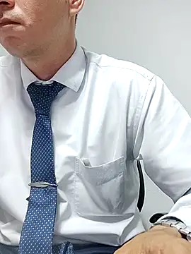 MrSecretSuit Show in webcam