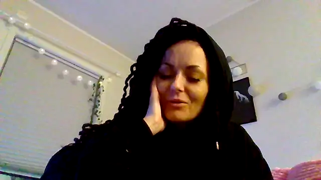 shyhornymommy Show in webcam