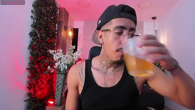 Donovan_Desmond Chat XXX in diretta