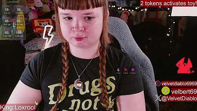 VelvetDiablo: διαδικτυακό σόου στην κάμερα