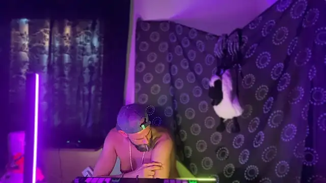 عرض كام Guyst049