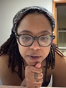 hazeleyedemonx13's Webcam Show