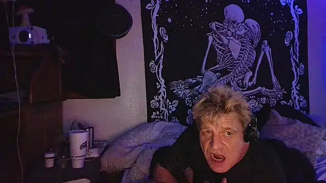 whitehole4bbc252 élő XXX-chatje