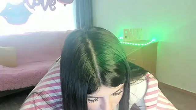 KisaModel Adlı Modelin Canlı XXX Sohbeti