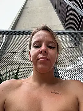 LikaCat: διαδικτυακό σόου στην κάμερα