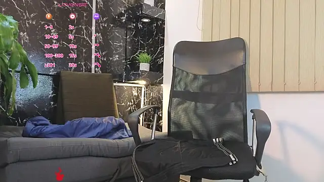 mister_eithan Show in webcam