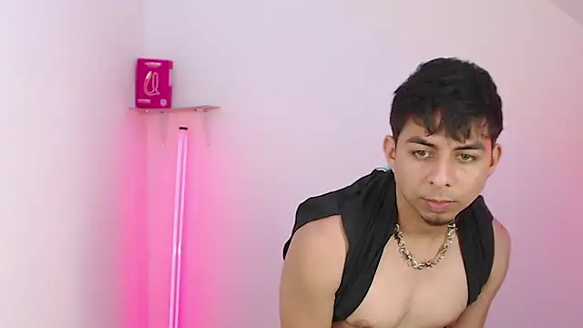 Show modela ALPHA_LATINO na web-kameri