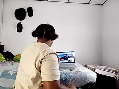 Pertunjukan Kamera Web Mia-Victory