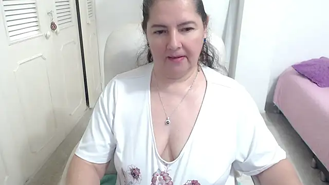 leonela_69 live XXX chat