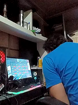 Alexandrexx94: διαδικτυακό σόου στην κάμερα