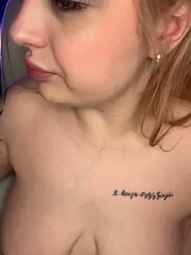 KellyMoors: онлайн-секс-чат