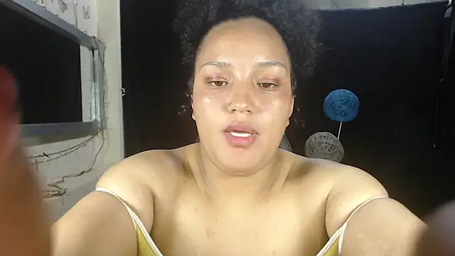 Chatroom XXX en direct de SofiaRoyal2308