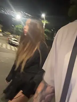 lindaandtony: διαδικτυακό σόου στην κάμερα